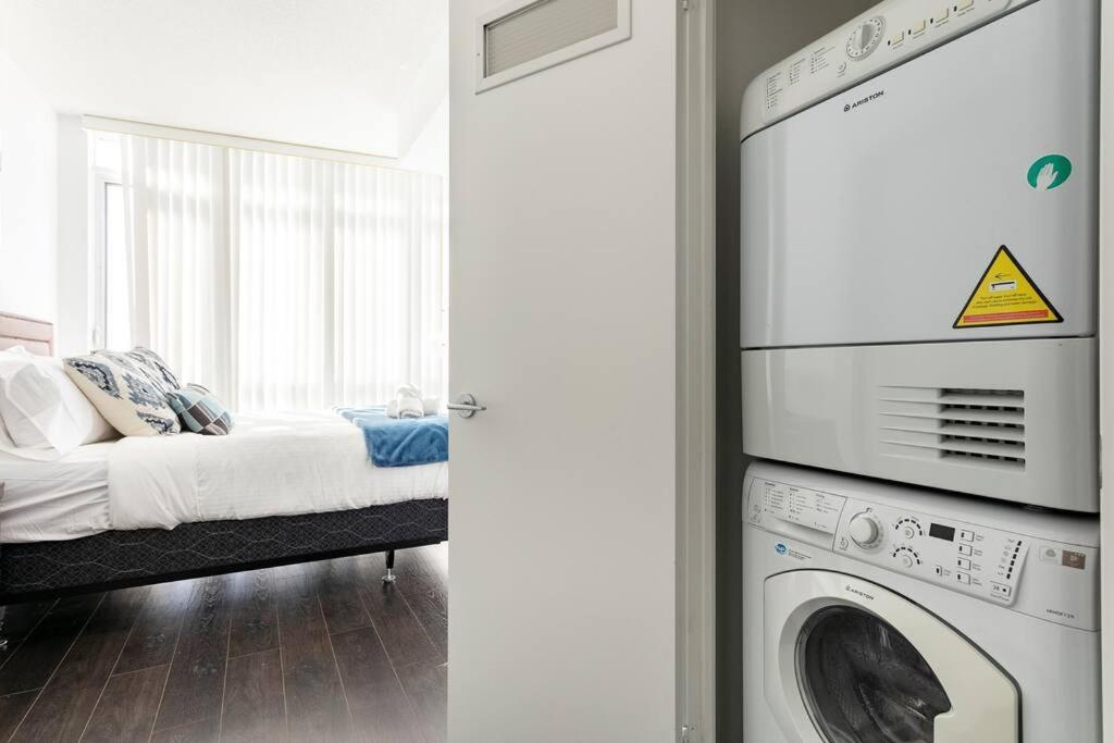 Luxury Downtown Lakeview & City View Condo Toronto Eksteriør billede