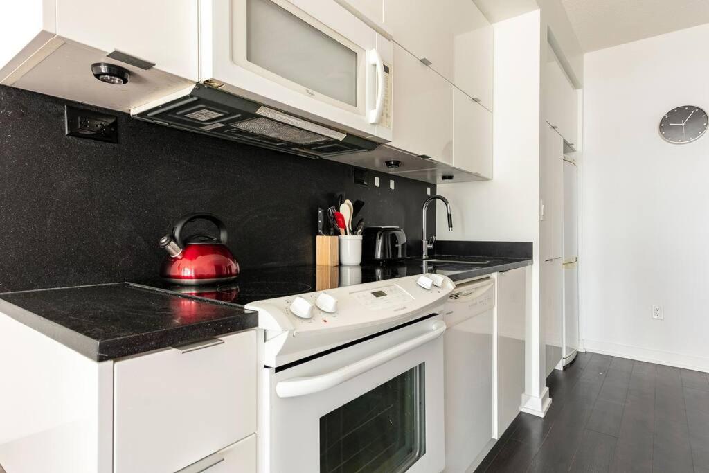 Luxury Downtown Lakeview & City View Condo Toronto Eksteriør billede