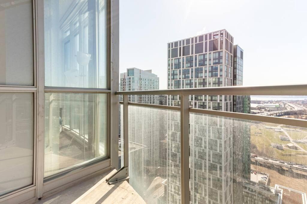 Luxury Downtown Lakeview & City View Condo Toronto Eksteriør billede