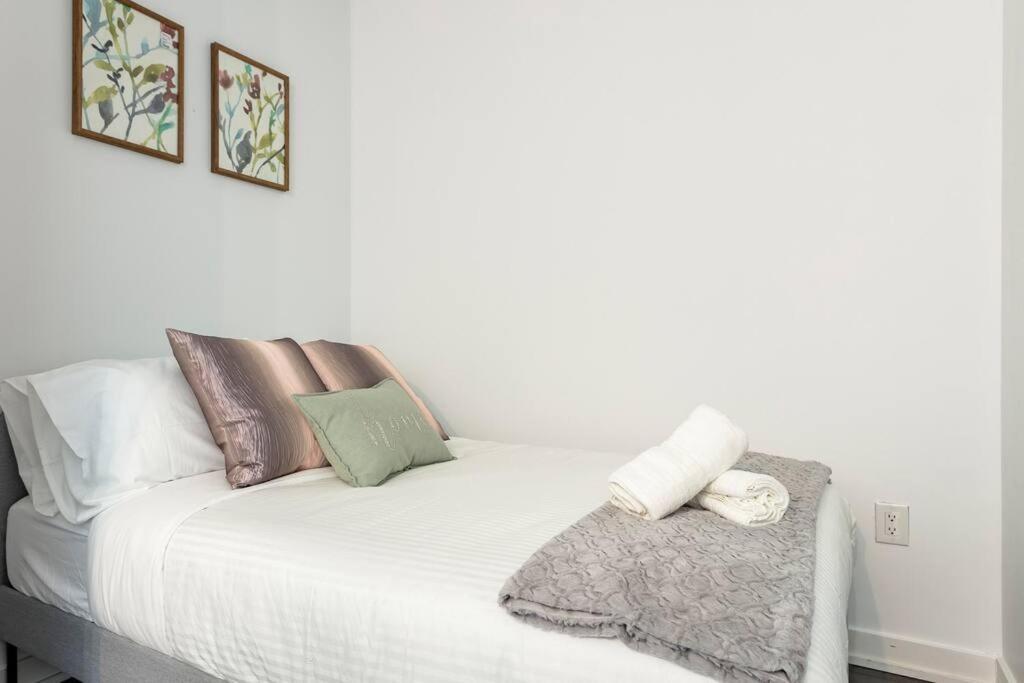 Luxury Downtown Lakeview & City View Condo Toronto Eksteriør billede