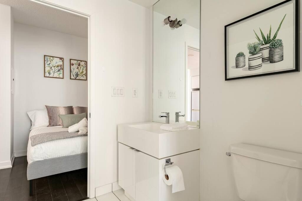 Luxury Downtown Lakeview & City View Condo Toronto Eksteriør billede